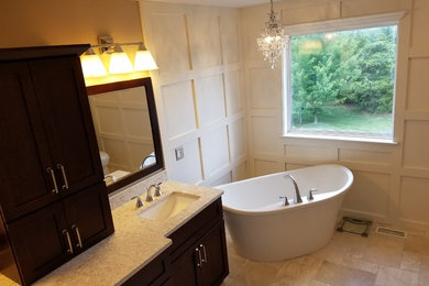 Modelo de cuarto de baño principal clásico renovado con armarios estilo shaker, puertas de armario de madera en tonos medios, bañera exenta y ducha empotrada