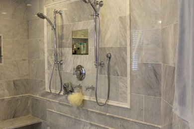 Modelo de cuarto de baño tradicional con bañera con patas, ducha a ras de suelo, baldosas y/o azulejos grises, baldosas y/o azulejos de piedra y suelo con mosaicos de baldosas