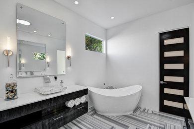 ロサンゼルスにあるコンテンポラリースタイルのおしゃれなマスターバスルーム (置き型浴槽、ベッセル式洗面器、白い壁、大理石の床) の写真