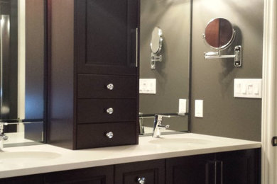 Imagen de cuarto de baño principal de tamaño medio con puertas de armario marrones, jacuzzi, paredes grises, suelo de baldosas de cerámica, lavabo bajoencimera y encimera de cuarzo compacto