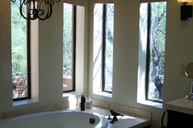 Bild på ett mellanstort amerikanskt en-suite badrum, med skåp i shakerstil, skåp i mörkt trä, ett platsbyggt badkar, beige väggar, klinkergolv i terrakotta, ett undermonterad handfat och rött golv