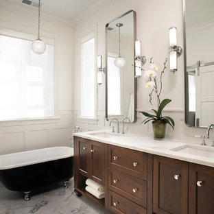 Immagine di una stanza da bagno padronale classica di medie dimensioni con ante in stile shaker, ante in legno scuro, vasca con piedi a zampa di leone, pareti bianche, pavimento in marmo, lavabo sottopiano e top in marmo