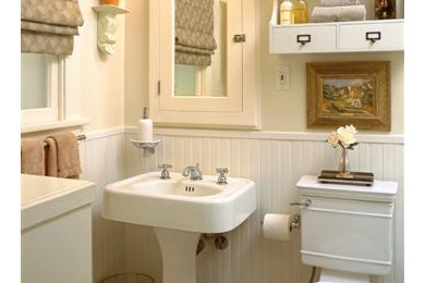 Idee per una piccola stanza da bagno padronale american style con lavabo a colonna, ante in stile shaker, ante bianche, vasca ad alcova, vasca/doccia, WC a due pezzi, piastrelle blu, piastrelle a mosaico, pareti beige e pavimento con piastrelle a mosaico