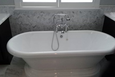 Modelo de cuarto de baño contemporáneo con bañera exenta y baldosas y/o azulejos blancos