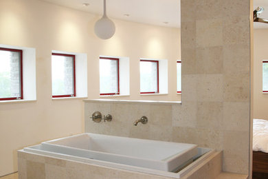 Стильный дизайн: большая главная ванная комната в стиле модернизм с накладной ванной, бежевой плиткой, каменной плиткой, бежевыми стенами и мраморным полом - последний тренд