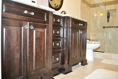 Ejemplo de cuarto de baño principal clásico grande con armarios tipo mueble