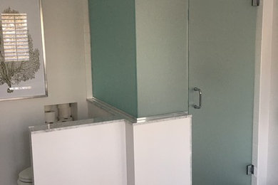 Modelo de cuarto de baño principal minimalista grande con bañera exenta, ducha esquinera, baldosas y/o azulejos blancos, paredes blancas, lavabo bajoencimera y ducha con puerta con bisagras