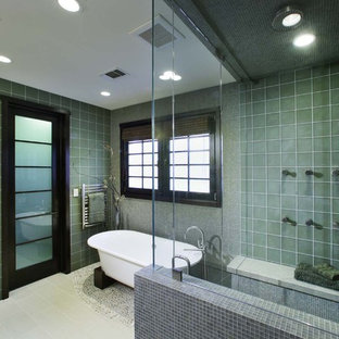 Esempio di una stanza da bagno contemporanea con piastrelle in ceramica e vasca freestanding