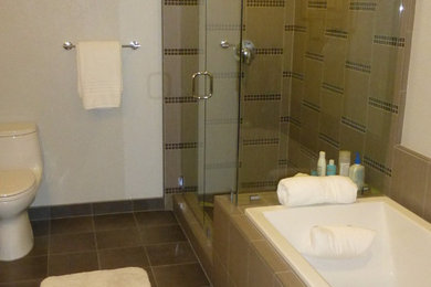 Imagen de cuarto de baño principal moderno de tamaño medio con bañera encastrada, ducha esquinera, sanitario de dos piezas, baldosas y/o azulejos marrones, baldosas y/o azulejos de piedra, paredes blancas y suelo de pizarra