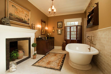 Aménagement d'une salle de bain principale classique en bois foncé de taille moyenne avec un placard à porte shaker, une baignoire indépendante, un carrelage beige, des carreaux de céramique, un mur beige, un sol en carrelage de céramique, un lavabo encastré, un plan de toilette en granite et un sol beige.