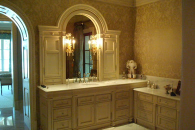 Idee per un'ampia stanza da bagno padronale classica con consolle stile comò, ante beige, piastrelle in pietra, pareti multicolore, pavimento in marmo, lavabo sottopiano e top in marmo