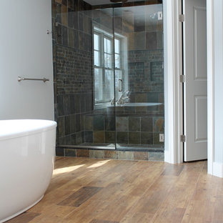 Inspiration för moderna en-suite badrum, med ett fristående badkar, klinkergolv i keramik, flerfärgad kakel och blå väggar