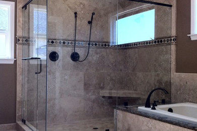Inspiration pour une grande salle de bain principale design avec une baignoire en alcôve, une douche d'angle, WC à poser, un carrelage beige, des carreaux de céramique, un mur marron, un sol en carrelage de céramique, un sol beige et une cabine de douche à porte coulissante.