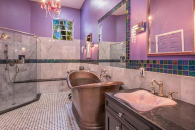 Diseño de cuarto de baño principal con bañera exenta, baldosas y/o azulejos multicolor, paredes púrpuras, suelo multicolor y lavabo con pedestal