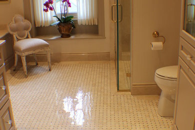 Modelo de cuarto de baño principal tradicional con ducha a ras de suelo, baldosas y/o azulejos de piedra y suelo con mosaicos de baldosas