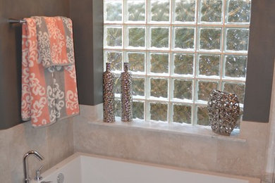 Foto di una stanza da bagno padronale classica di medie dimensioni con ante con bugna sagomata