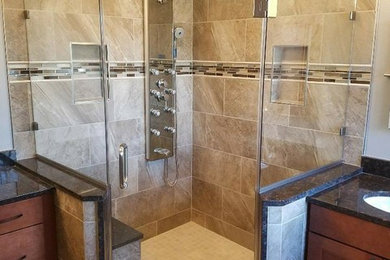 Réalisation d'une grande salle de bain principale minimaliste en bois foncé avec un placard à porte shaker et un plan de toilette en marbre.