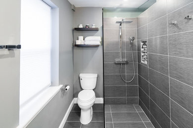Cette image montre une petite salle de bain principale minimaliste avec une douche à l'italienne, WC séparés, un carrelage gris, des carreaux de céramique, un mur gris et un sol en carrelage de céramique.