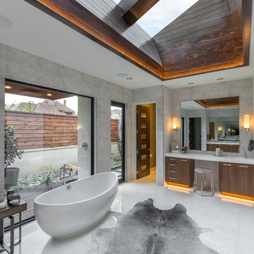 Master Bathroom in Contemporary Home for Entertaining