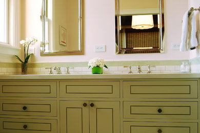 Foto på ett funkis grön badrum, med luckor med infälld panel och gröna skåp