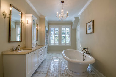 Exemple d'une grande salle de bain chic avec un lavabo encastré, des portes de placard blanches et une baignoire indépendante.