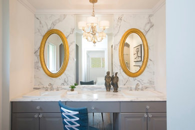 Ejemplo de cuarto de baño clásico renovado de tamaño medio con aseo y ducha, lavabo encastrado, encimera de laminado, paredes blancas, armarios con paneles con relieve y puertas de armario grises