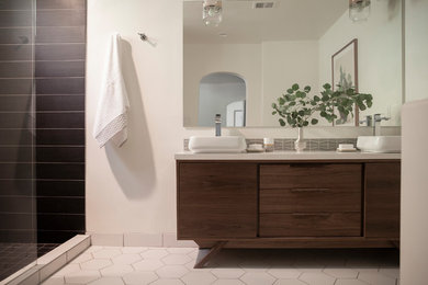 Diseño de cuarto de baño principal retro con paredes blancas, suelo de baldosas de cerámica, lavabo sobreencimera, encimera de cuarcita, suelo blanco y encimeras blancas
