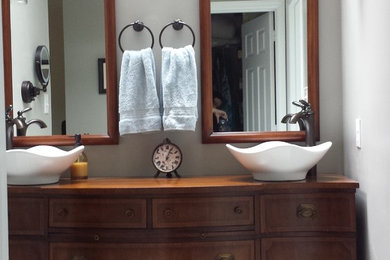 Cette image montre une salle de bain principale traditionnelle en bois brun de taille moyenne avec un placard en trompe-l'oeil, une douche double, WC à poser, un carrelage blanc, un carrelage métro, un mur beige, un sol en carrelage de céramique, une vasque et un plan de toilette en bois.