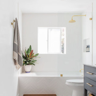 Inspiration för ett litet maritimt vit vitt en-suite badrum, med möbel-liknande, blå skåp, ett platsbyggt badkar, en dusch/badkar-kombination, en toalettstol med hel cisternkåpa, vit kakel, tunnelbanekakel, vita väggar, mosaikgolv, ett undermonterad handfat, marmorbänkskiva, vitt golv och med dusch som är öppen
