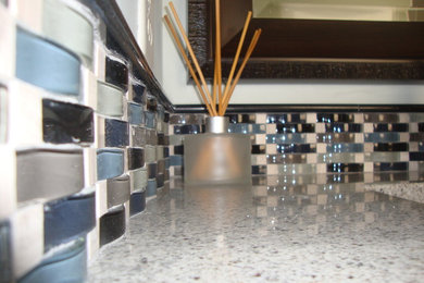 Foto di una stanza da bagno padronale moderna di medie dimensioni con lavabo sottopiano, ante in stile shaker, ante in legno bruno, top in granito, piastrelle blu, piastrelle in gres porcellanato, pareti blu e pavimento in gres porcellanato