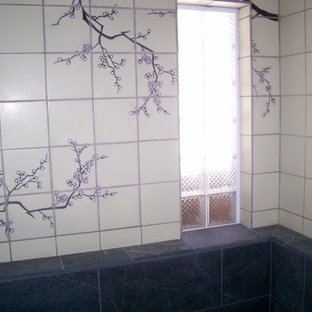Großes Asiatisches Badezimmer En Suite mit offenen Schränken, hellen Holzschränken, offener Dusche, beigefarbenen Fliesen, Keramikfliesen, weißer Wandfarbe, Keramikboden, integriertem Waschbecken, Granit-Waschbecken/Waschtisch, schwarzem Boden und offener Dusche in Sonstige