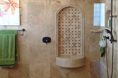 Esempio di una stanza da bagno padronale mediterranea di medie dimensioni con ante con bugna sagomata, ante in legno scuro, doccia ad angolo, WC a due pezzi, piastrelle beige, piastrelle in travertino, pareti beige, pavimento in legno massello medio, lavabo sottopiano, top in marmo, pavimento marrone e doccia aperta