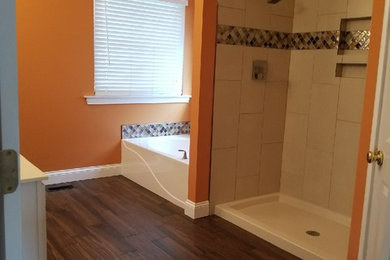Imagen de cuarto de baño principal moderno de tamaño medio con puertas de armario blancas, baldosas y/o azulejos beige, parades naranjas y ducha con puerta con bisagras