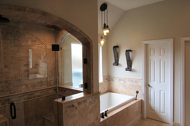 Foto de cuarto de baño principal mediterráneo grande con bañera encastrada, ducha empotrada, baldosas y/o azulejos beige, baldosas y/o azulejos de cemento, paredes beige y suelo de baldosas de cerámica