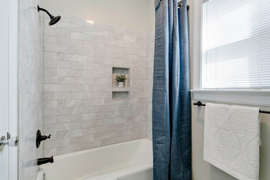 リッチモンドにあるお手頃価格のトラディショナルスタイルのおしゃれな浴室の写真