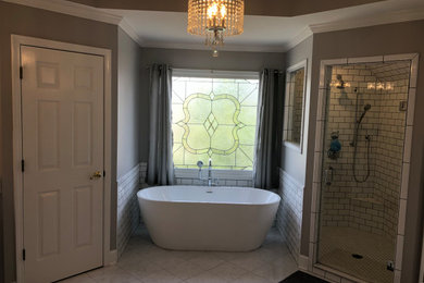 アトランタにある高級な中くらいなトラディショナルスタイルのおしゃれなマスターバスルーム (シェーカースタイル扉のキャビネット、白いキャビネット、置き型浴槽、セラミックタイルの床、クオーツストーンの洗面台、造り付け洗面台) の写真