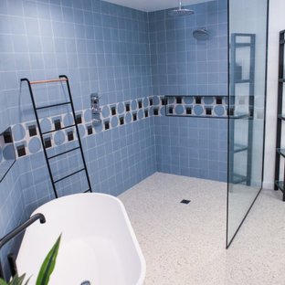 Inspiration för ett mellanstort funkis en-suite badrum, med öppna hyllor, bruna skåp, ett fristående badkar, en kantlös dusch, en toalettstol med hel cisternkåpa, blå kakel, tunnelbanekakel, vita väggar, terrazzogolv, ett väggmonterat handfat, gult golv och med dusch som är öppen