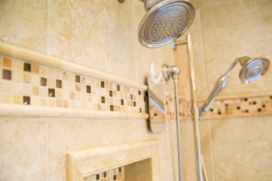 Diseño de cuarto de baño principal tradicional grande con ducha esquinera, baldosas y/o azulejos beige, baldosas y/o azulejos de piedra y suelo de baldosas de cerámica