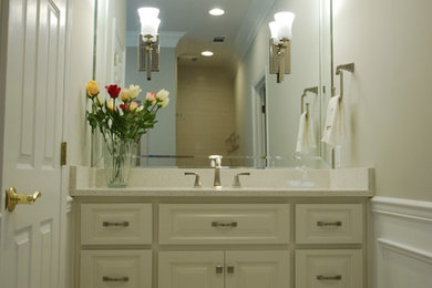 Ejemplo de cuarto de baño principal clásico de tamaño medio con lavabo bajoencimera, armarios con paneles empotrados, puertas de armario blancas, encimera de granito, ducha esquinera, baldosas y/o azulejos multicolor y paredes grises