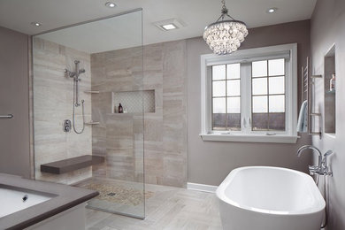 Diseño de cuarto de baño actual con bañera exenta, baldosas y/o azulejos grises, baldosas y/o azulejos de porcelana, paredes grises y suelo de baldosas de porcelana