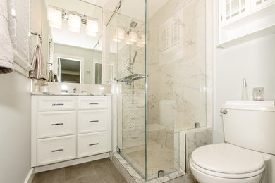 ワシントンD.C.にある小さなトランジショナルスタイルのおしゃれなマスターバスルーム (レイズドパネル扉のキャビネット、白いキャビネット、グレーの壁、セラミックタイルの床、茶色い床、グレーの洗面カウンター) の写真