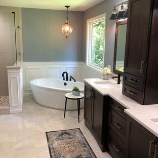 Foto di una stanza da bagno padronale chic di medie dimensioni con ante in stile shaker, ante in legno bruno, vasca freestanding, piastrelle beige, piastrelle in gres porcellanato, pareti grigie, pavimento con piastrelle in ceramica, lavabo sottopiano, top in quarzite, pavimento beige, porta doccia a battente e top turchese
