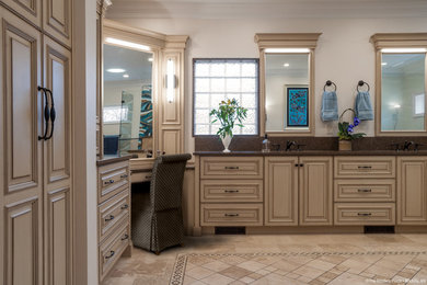 ウィチタにあるトランジショナルスタイルのおしゃれなマスターバスルーム (淡色木目調キャビネット、珪岩の洗面台、置き型浴槽、ガラスタイル) の写真