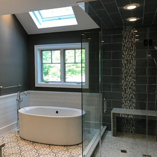 Bild på ett mellanstort funkis beige beige en-suite badrum, med luckor med upphöjd panel, vita skåp, ett fristående badkar, en hörndusch, grå kakel, porslinskakel, bruna väggar, klinkergolv i keramik, ett undermonterad handfat, flerfärgat golv och dusch med gångjärnsdörr