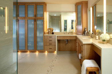 Пример оригинального дизайна: огромная главная ванная комната в современном стиле с плоскими фасадами, светлыми деревянными фасадами, душем в нише, бежевой плиткой, галечной плиткой, бежевыми стенами, полом из керамической плитки, врезной раковиной и столешницей из искусственного кварца