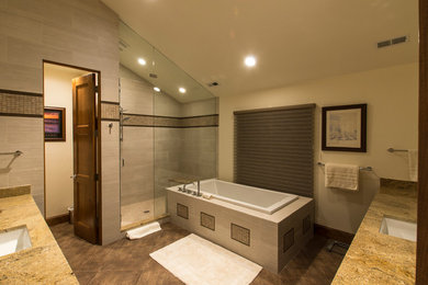 Стильный дизайн: большая главная ванная комната в стиле модернизм с темными деревянными фасадами, серой плиткой, керамической плиткой, белыми стенами, полом из керамической плитки, столешницей из гранита, накладной ванной, душем в нише, унитазом-моноблоком и врезной раковиной - последний тренд