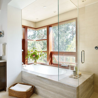 Ispirazione per una stanza da bagno minimalista con vasca sottopiano e piastrelle beige