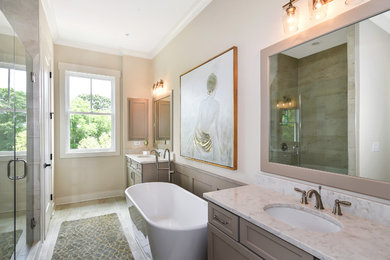 アトランタにある広いコンテンポラリースタイルのおしゃれなマスターバスルーム (グレーのキャビネット、置き型浴槽) の写真