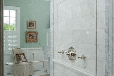 Foto de cuarto de baño principal clásico grande con bañera exenta, ducha abierta, baldosas y/o azulejos blancos, baldosas y/o azulejos de mármol, suelo de mármol, suelo blanco y ducha con puerta con bisagras