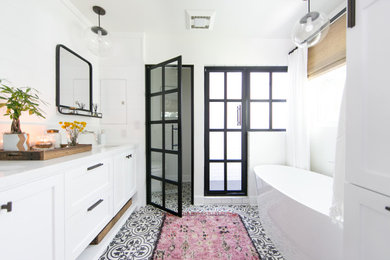 Diseño de cuarto de baño doble costero con armarios estilo shaker, puertas de armario blancas, ducha empotrada, paredes blancas, lavabo bajoencimera y encimeras blancas